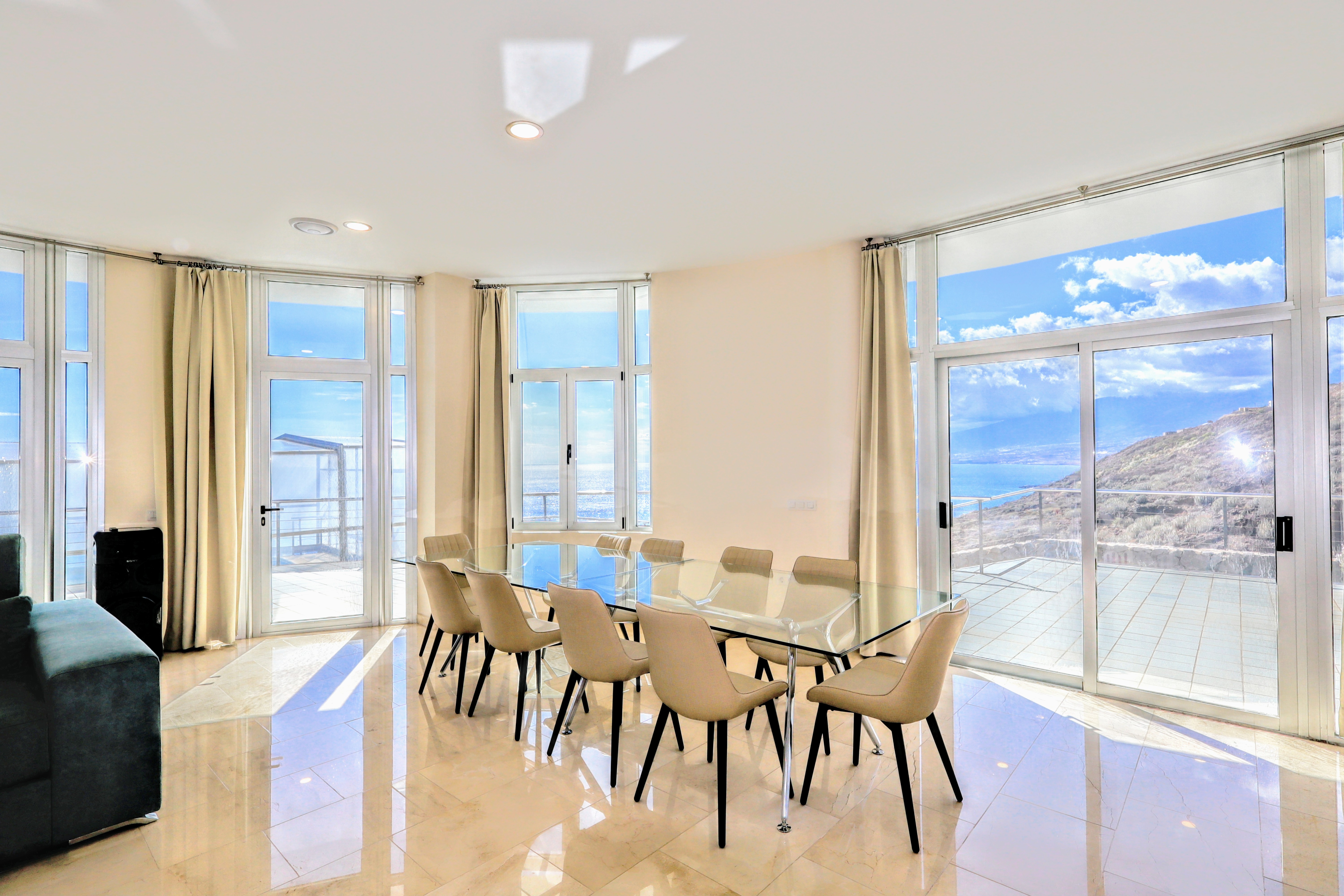 Comedor con vistas al mar