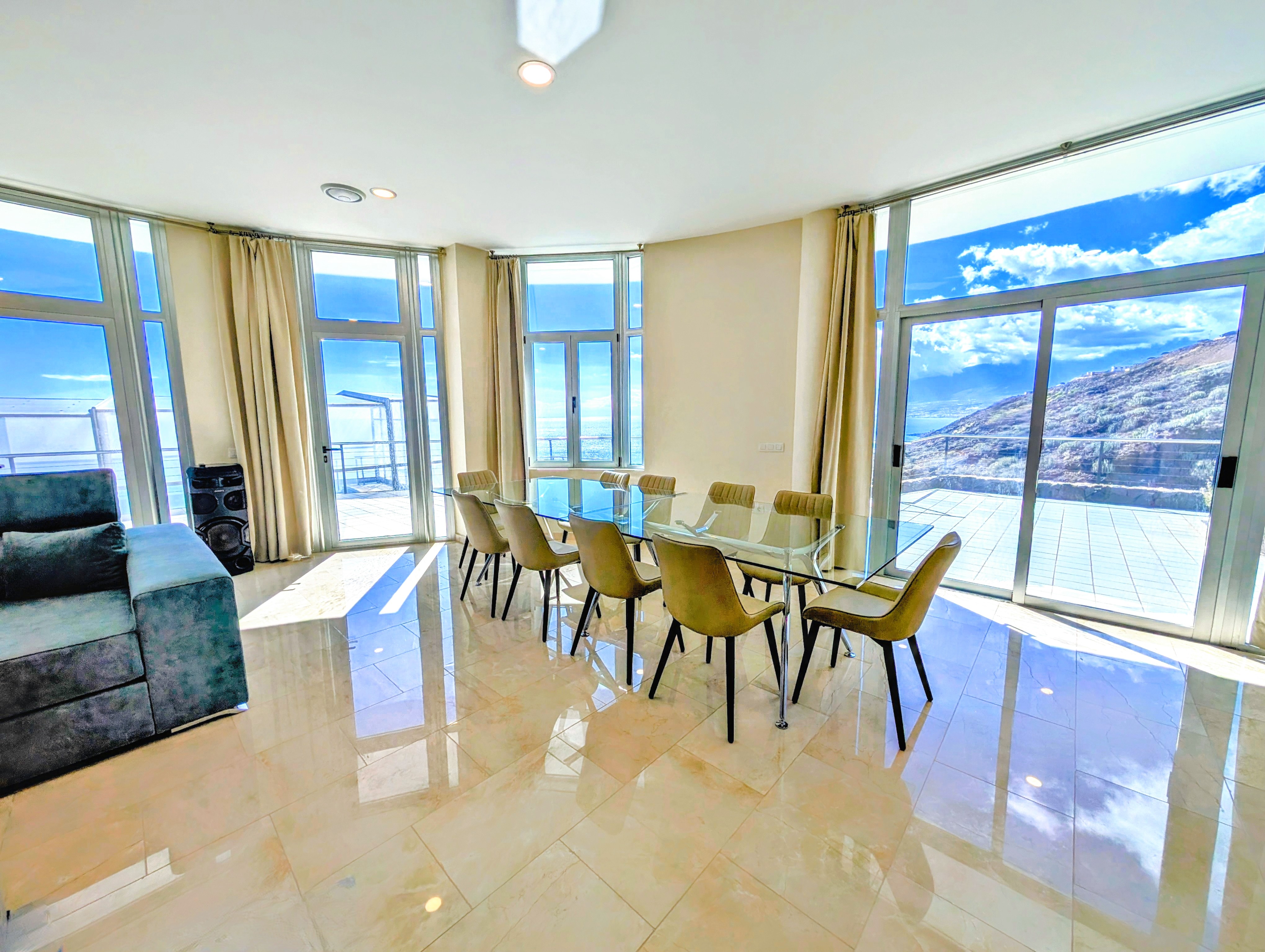 Salón-comedor con vistas