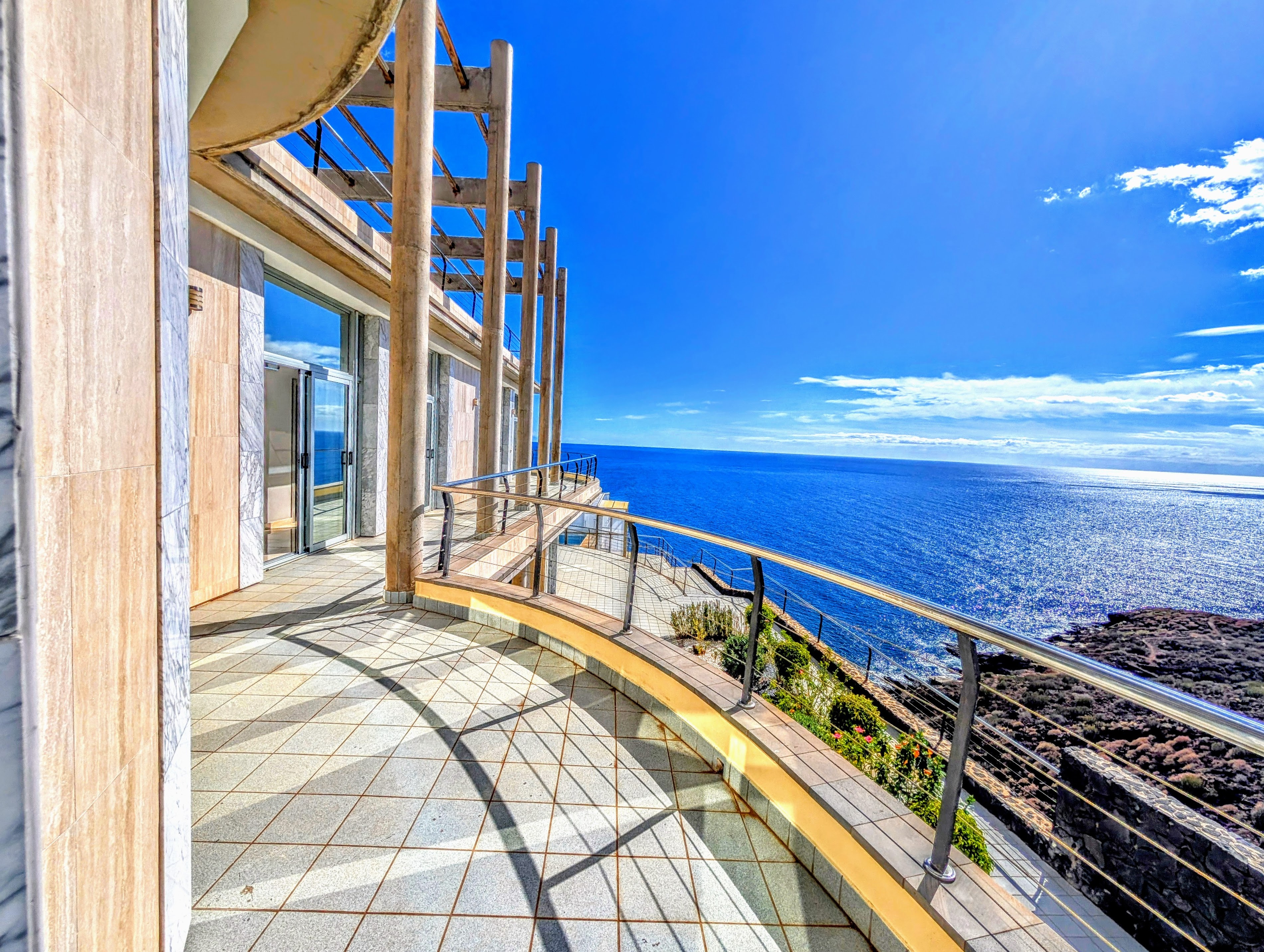 Terraza sobre el mar
